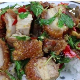 กระเพราหมูกรอบลาดข้าว 60