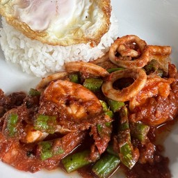 ข้าวพริกแกงกุ้งหมึก