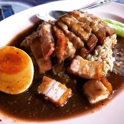 ข้าวหมูกรอบ ไข่ครึ่งฟอง