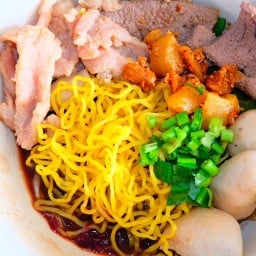 ก๋วยเตี๋ยวเรือจอมทอง