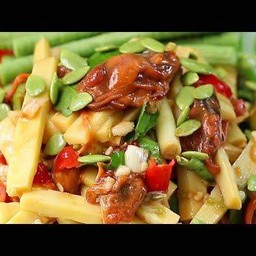 ตำหน่อไม้หอยดอง