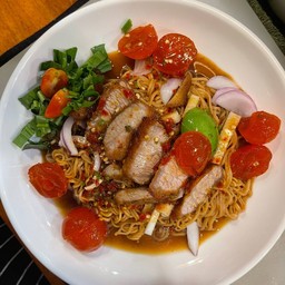 ยำมาม่า ใวใว หมูกรอบ ไข่แดง