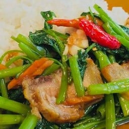 ข้าวผักบุ้งหมูกรอบ