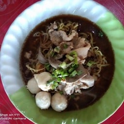 ร้านก๋วยเตี๋ยวเต็มถังแอบอร่อย