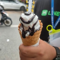 ไอติมมะพร้าวอ่อน หน้าร้าน ทุกอย่าง 20 บาท