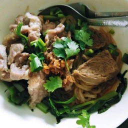 ก๋วยเตี๋ยวหมูตุ๋น หมูอบ ไก่อบ กะเพรา เลิศรส พระราชวีริยาภรณ์