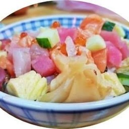 ข้าวหน้าปลาดิบรวมหั่นเต๋า