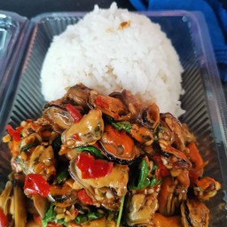 หอยเเมลงภู่ผัดกะเพราราดข้าว