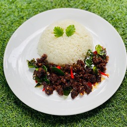 ข้าวผัดพริกแกงใบมะกรูดเนื้อโคขุน