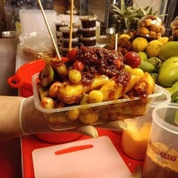 ผลไม้น้ำปลาหวานแม่นุ้ย ถนนคนเดิน มฟล. ถนนคนเดิน มฟล.