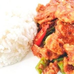 ข้าวผัดพริกแกงหมู
