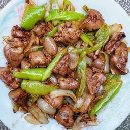 ผัดพริกอ่อนเครื่องในไก่ราดข้าว