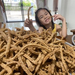 [อร่อยซ่ากับโค้ก] ข้าวเกรียบปลาสติ๊ก ผงปาปีก้า 3 แถม 1 +  โค้ก ออริจินัล (กระป๋อง)