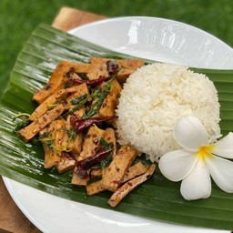 ข้าดราดกะเพราพริกแห้ง หมูยอ