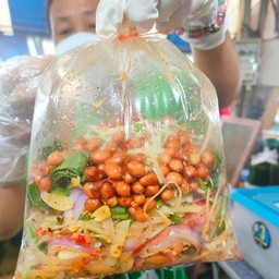 เจ้น้อยยำแหนมสดตลาดหนองโพง