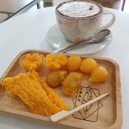 เอื้อมิตร์ ขนมหวานและคาเฟ่ หน้า รร.อัสสัมชัญศรีราชา