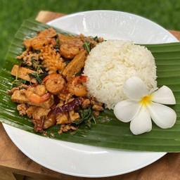 ข้าวราดกะเพรารวมมิตร( ไม่เนื้อ ไม่กุ้ง) พริกแห้ง