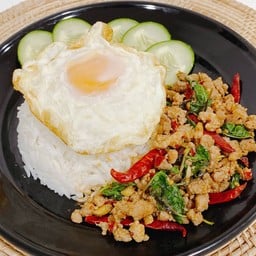กะเพราพริกแห้ง (ราดข้าว)