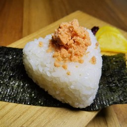 ข้าวปั้น (ไส้ปลาแซลมอน)