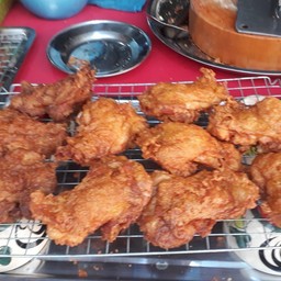 โจ๊กลุงนิด ฝั่งตรงข้ามที่ทำการไฟฟ้า พานทอง ข้างร้านถ่ายรูป