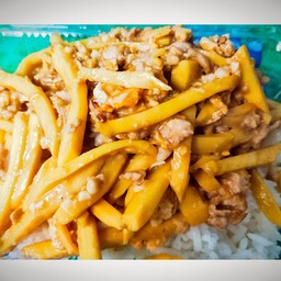 หน่อไม้ผัดไข่หมูสับราดข้าว(ไม่พริก)