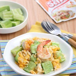 แตงกวาผัดไข่ใส่กุ้งราดข้าว