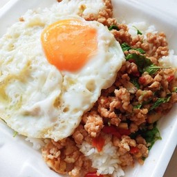 ข้าวผัดกะเพราหมุสับ