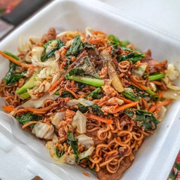 ผัดซีอิ้วมาม่าหมู, ไก่