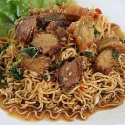 ผัดกระเพรามาม่าใส่หมูกรอบ