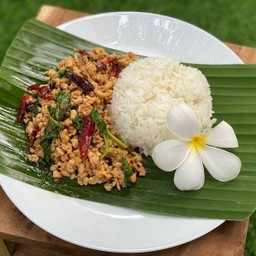 ข้าวราดกะเพราพริกแห้ง ไก่สับ
