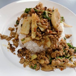 ข้าวกะเพราหมูสับหน่อไม้