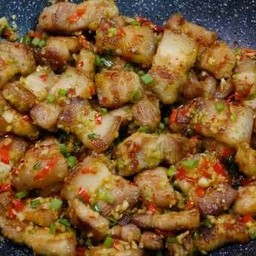 ข้าวหมูกรอบผัดพริกเกลือกระเทียม