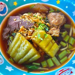 ก๋วยเตี๋ยวไก่มะระ ริมรางรถไฟ