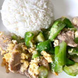 ผัดบวบหมูราดข้าว