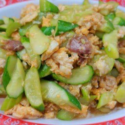 แตงกวาผัดไข่ใส่หมูสับราดข้าว