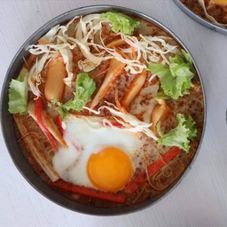 พิซซ่าข้าวซอยน้อย (หน้าไข่ไส้กรอกปูอัด)