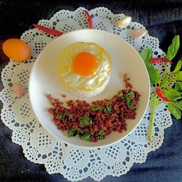 ข้าวกะเพราป่าเนื้อโคขุนสับ+ไข่ดาว