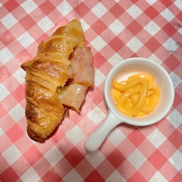 ครัวซองเเฮมชีส  ชีสเยิ้มๆเบคอนเเน่นๆ เต็มคำ เเป้งกรอบนอกนุ่มใน