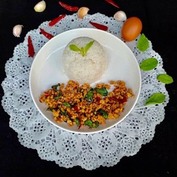 ข้าวกะเพราป่าไก่สับพริกแห้ง