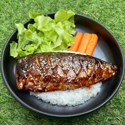 ข้าวหน้าปลาซาบะย่างซีอิ๊วชิ้นโตพร้อมซุปมิโสะ