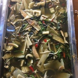 แกงเป๋อหนอไม้สด