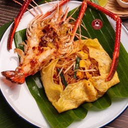ผัดไทยโบราณกุ้งใหญ่ใจแอ้นห่อไข่