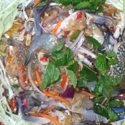 ยำปูม้ากุ้งสด