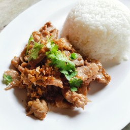 ข้าวราดผัดกระเทียมพริกไทย