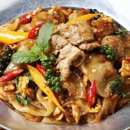 เส้นใหญ่ผัดขี้เมาไก่