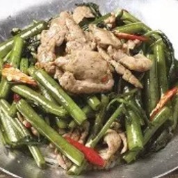 ข้าวราดผัดผักบุ้งหมูชิ้น