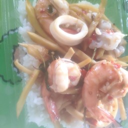 กระเพราหน่อไม้รวมมิตร(ราดข้าว)