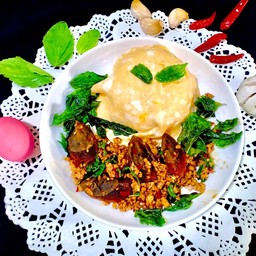 ข้าวไข่เยี่ยวม้ากะเพรากรอบหมูสับพริกแห้ง+ไข่นุ่ม