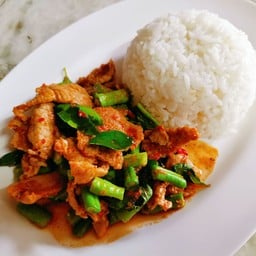 ข้าวผัดพริกแกง