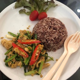 ข้าวอกไก่ผัดผงกะหรี่